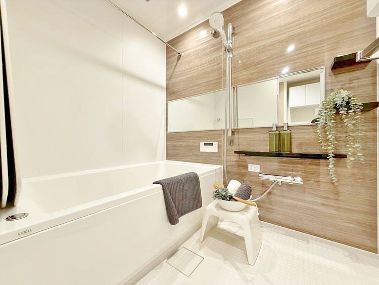 風呂 一日の疲れを癒すバスルームは、心地よいリラックスを叶える清潔感溢れる空間です。