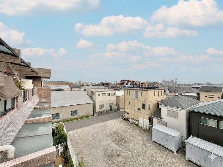バルコニー 窓を開けると広がる青空。心をリフレッシュして日々を過ごしていきましょう。