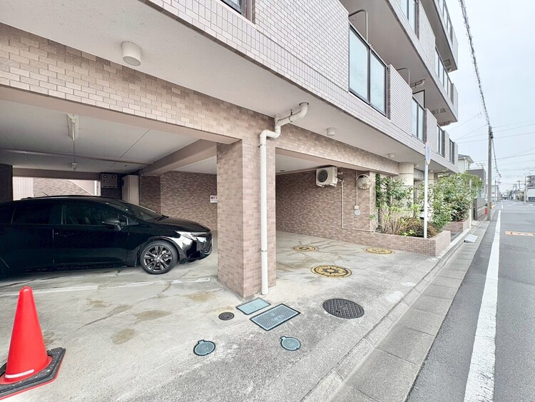 駐車場 本物件の駐車スペースです。車種制限のある場合もございますので、お気軽にお問い合わせくださいませ。