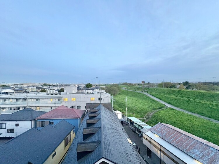 バルコニー 窓を開けると広がる青空。心をリフレッシュして日々を過ごしていきましょう。
