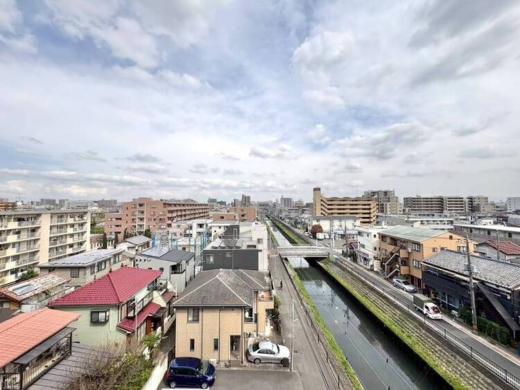 バルコニー 窓を開けると広がる青空。心をリフレッシュして日々を過ごしていきましょう。