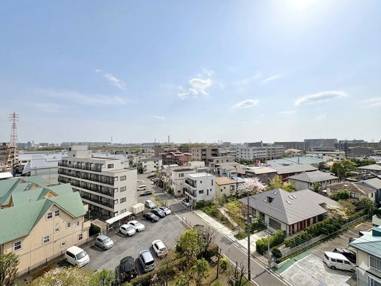 バルコニー 窓を開けると広がる青空。心をリフレッシュして日々を過ごしていきましょう。