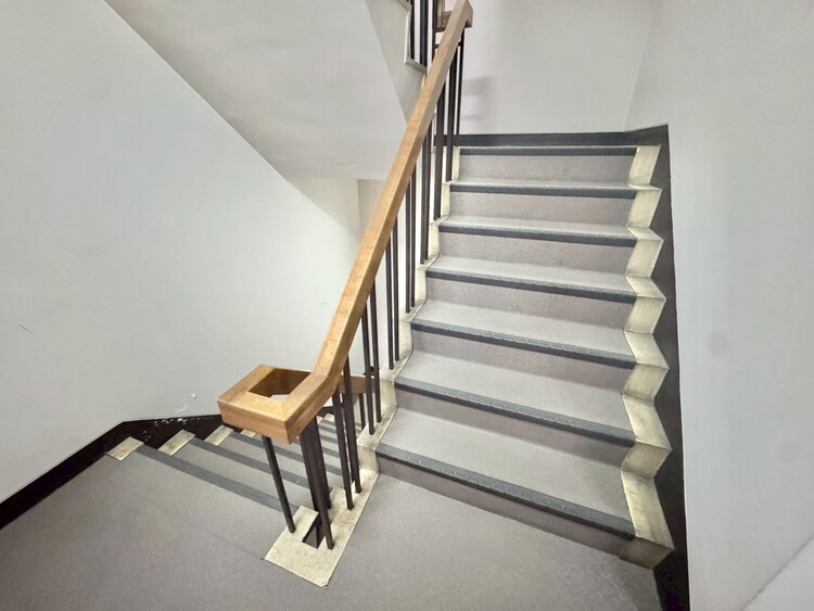 その他 共用部の階段です。明るく清潔に管理されています。