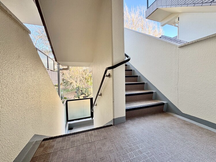 その他 共用部の階段です。明るく清潔に管理されています。