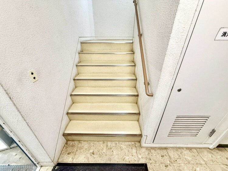 その他 共用部の階段です。明るく清潔に管理されています。