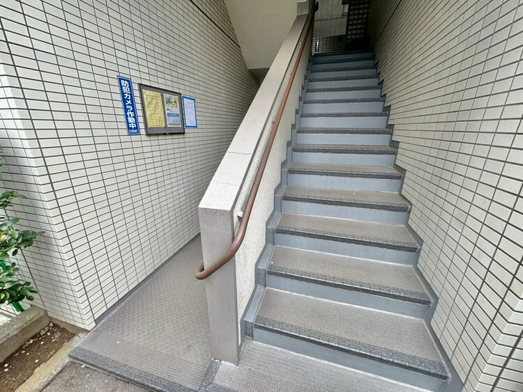 その他 共用部の階段です。明るく清潔に管理されています。