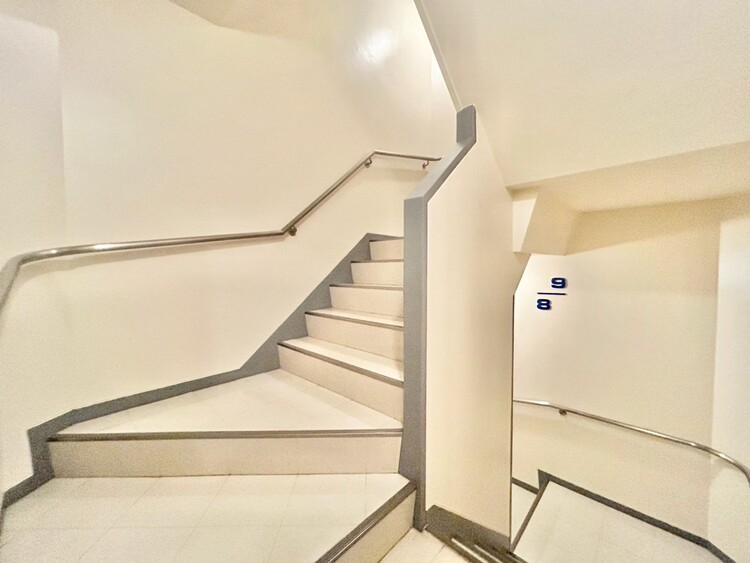 その他 共用部の階段です。明るく清潔に管理されています。