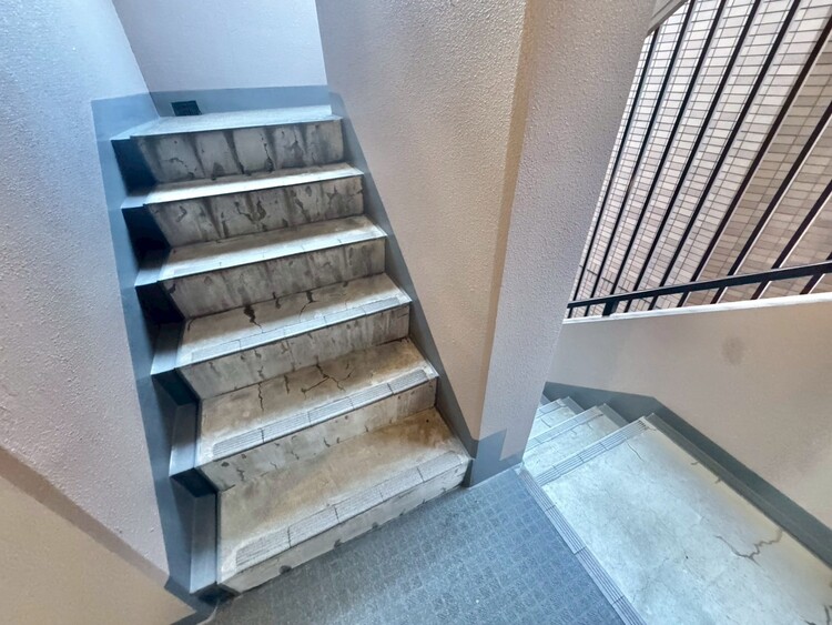 その他 共用部の階段です。明るく清潔に管理されています。