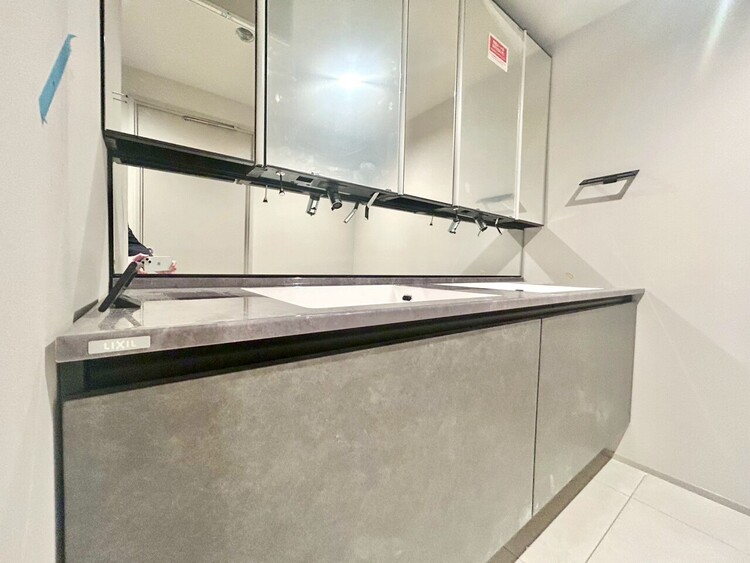 その他 清潔感を感じられる洗面化粧台。