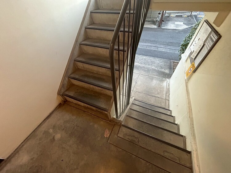 その他 共用部の階段です。明るく清潔に管理されています。