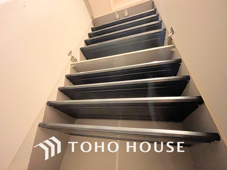 収納 天井まである玄関収納はご家族分の履物も余裕で収納可能