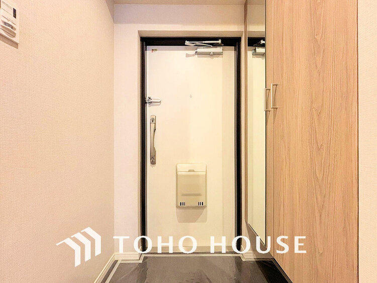 玄関 飾り過ぎないシンプルな内装の玄関