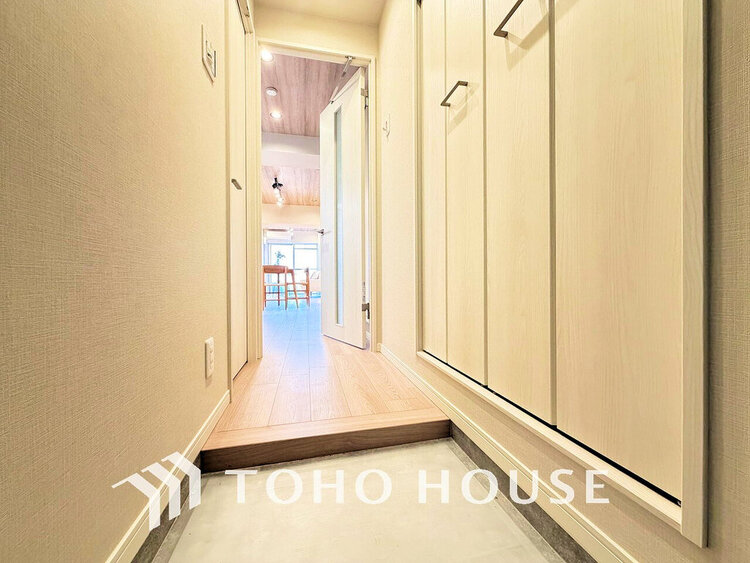 玄関 落ち着いた雰囲気の玄関、家族の帰りを暖かく迎えてくれます