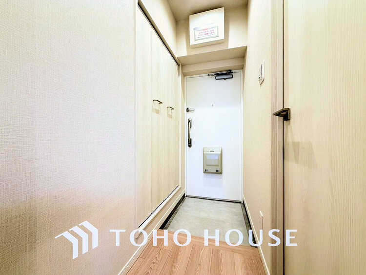 玄関 天井まである玄関収納はご家族分の履物も余裕で収納可能