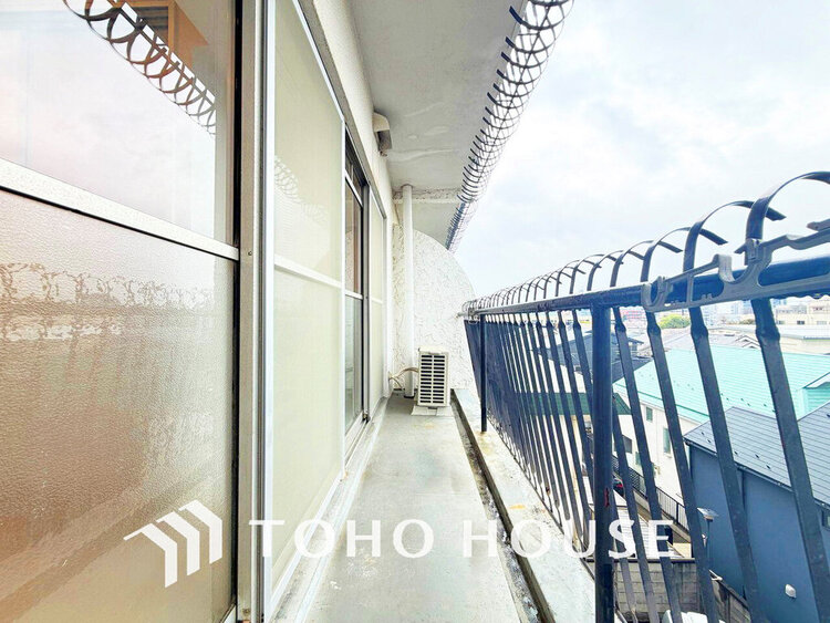 バルコニー 日当たりの良いバルコニーで晴れの日の洗濯物も楽しみになりますね