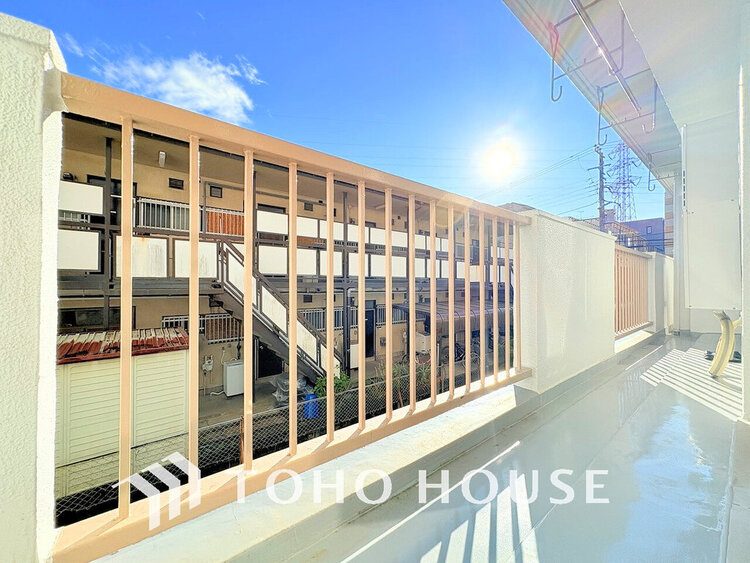 バルコニー 日当たりの良いバルコニーで晴れの日の洗濯物も楽しみになりますね