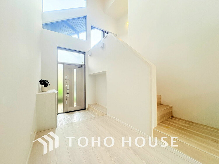 玄関 飾リ過ぎないシンプルな内装と偏り過ぎないデザインの玄関