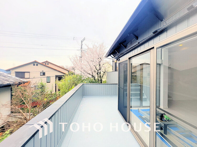 バルコニー 日当たりの良いバルコニーで晴れの日の洗濯物も楽しみになりますね