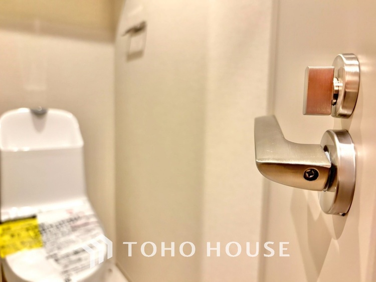 トイレ 清潔感あるホワイト調のクロスと温もり溢れるモダンカラーの床材が見事に調和した本邸宅は、毎日の生活を少しでも快適に過ごして頂ける様に落ち着いた雰囲気作りから行っています。