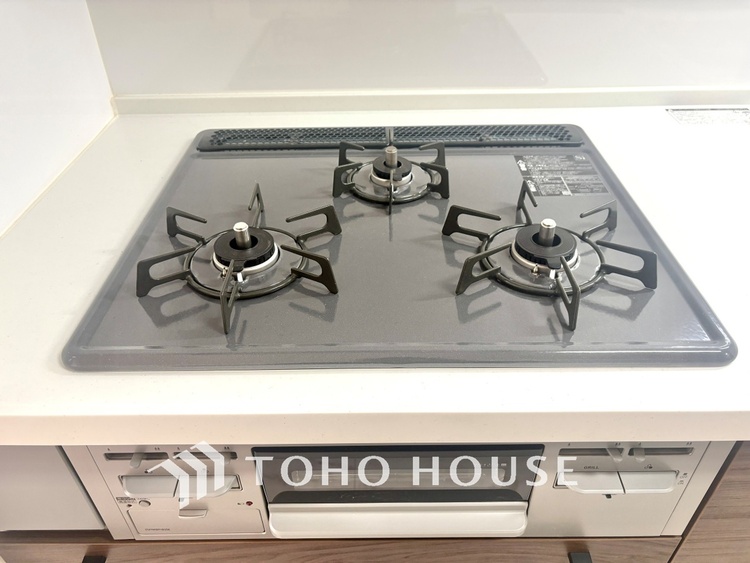 キッチン ◆愛育◆キッチンは家族の絆を育む大切な空間。シンプルで使い易いSystemKitchenで愉しく作る料理は愛情のある美味しいご馳走に。家族で使える広々としたダイニングキッチンです。
