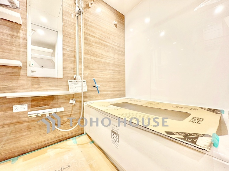 風呂 【Bathroom】一日の疲れをゆっくりと癒す空間。足を伸ばして入れる浴槽で、心までほどける時間を。