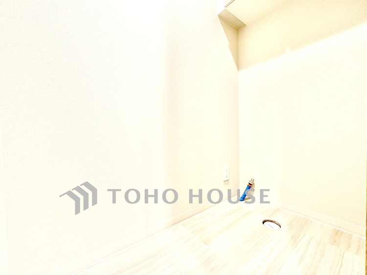 トイレ 【Toilet Room】落ち着いた色合いが心を整える。お手入れのしやすい設計で、清潔に保てます。機能性と清潔感を兼ね備えています。