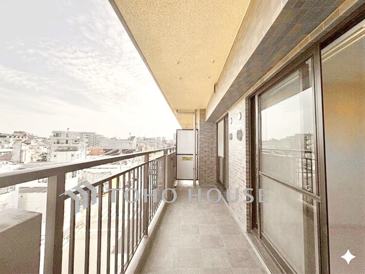 バルコニー 【Balcony】空を近くに感じる開放的な空間。陽当たりも良く、洗濯物も気持ちよく乾きます。日常に少しの余白を。