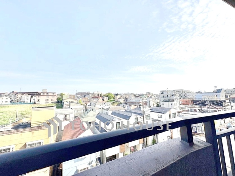 バルコニー 【Balcony】室内とつながる自然な広がり。布団干しも可能なゆとりある設計。実用性も兼ね備えたバルコニーです。