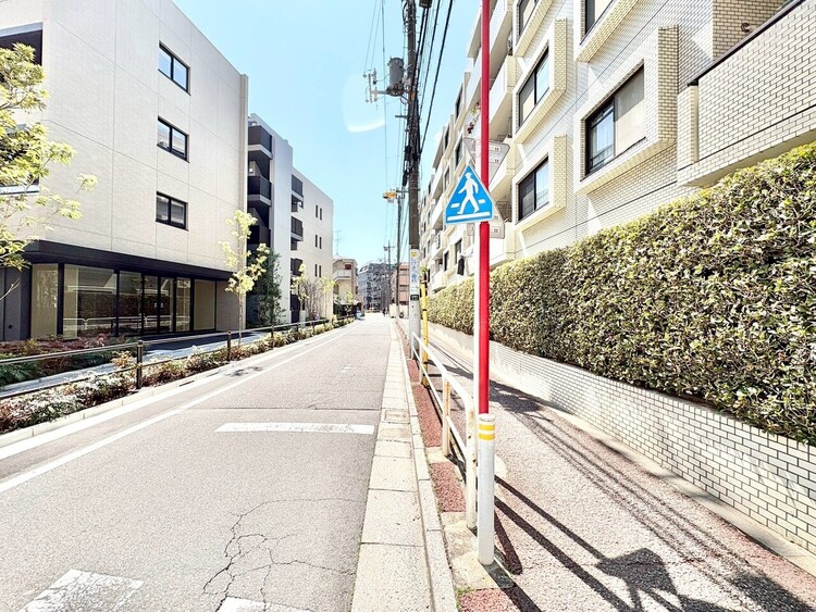 外観 【前面道路】前面道路は見通しが良く、落ち着いた雰囲気の住環境が広がります。
