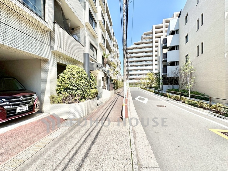 外観 【前面道路】前面道路の様子。周辺は穏やかな住宅街で落ち着いた暮らしが叶う環境です。