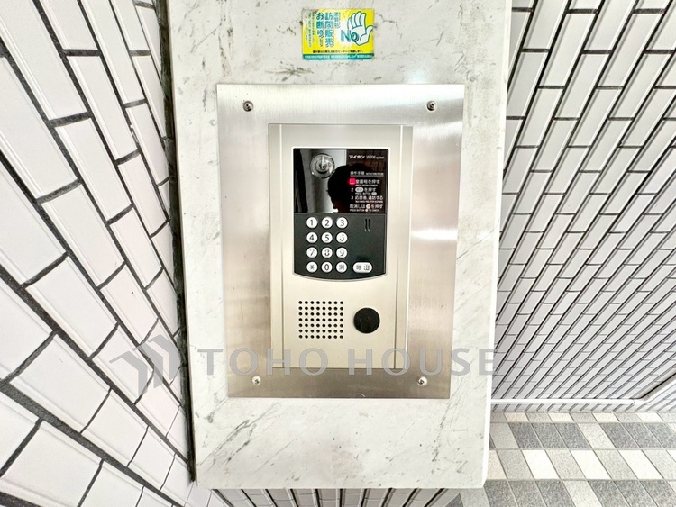 外観 【オートロック】エントランスにはオートロックを採用。住まう方の安心感を高めてくれる設備です。