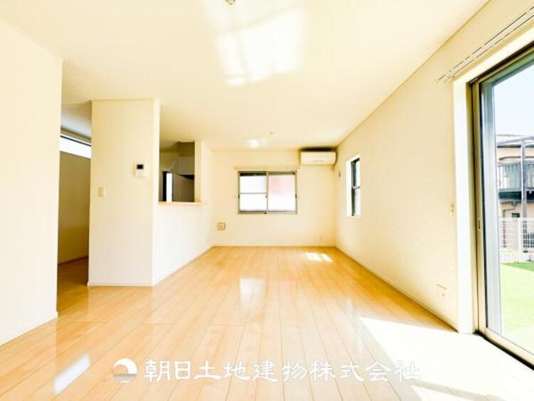 居間 【リビング】家族や友人との時間など、１番多くの時間を過ごす空間だからこそ落ち着いた空間になります。