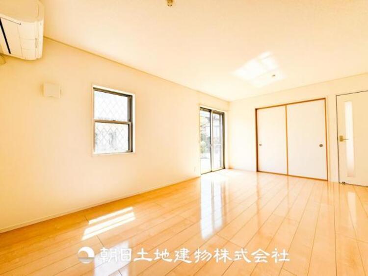 居間 【リビング】大切なご家族、招いた友人と過ごすひと時を溢れる光が優しく包み込む空間。