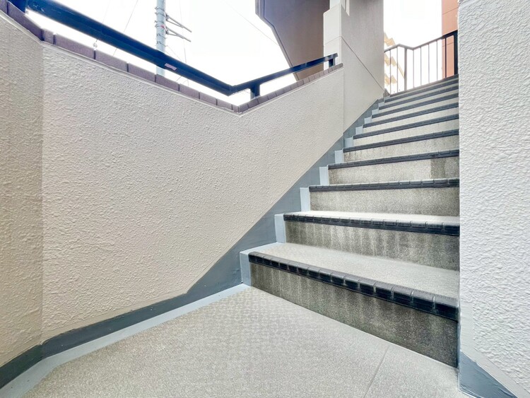 その他 共用部の階段です。明るく清潔に管理されています。