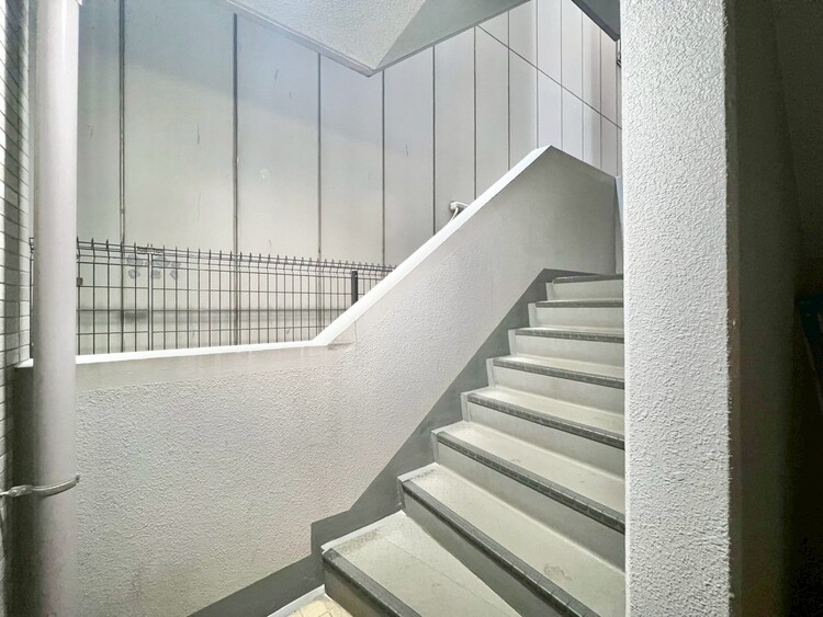 その他 共用部の階段です。明るく清潔に管理されています。