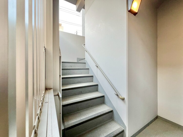 その他 共用部の階段です。明るく清潔に管理されています。