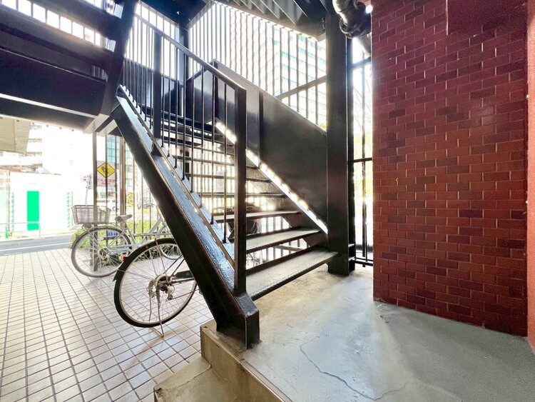 その他 共用部の階段です。明るく清潔に管理されています。