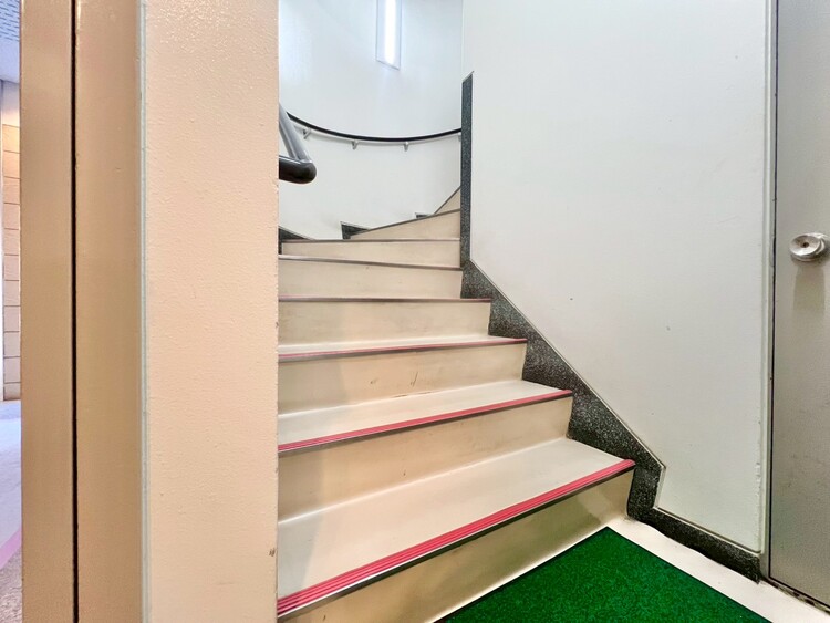 その他 共用部の階段です。明るく清潔に管理されています。