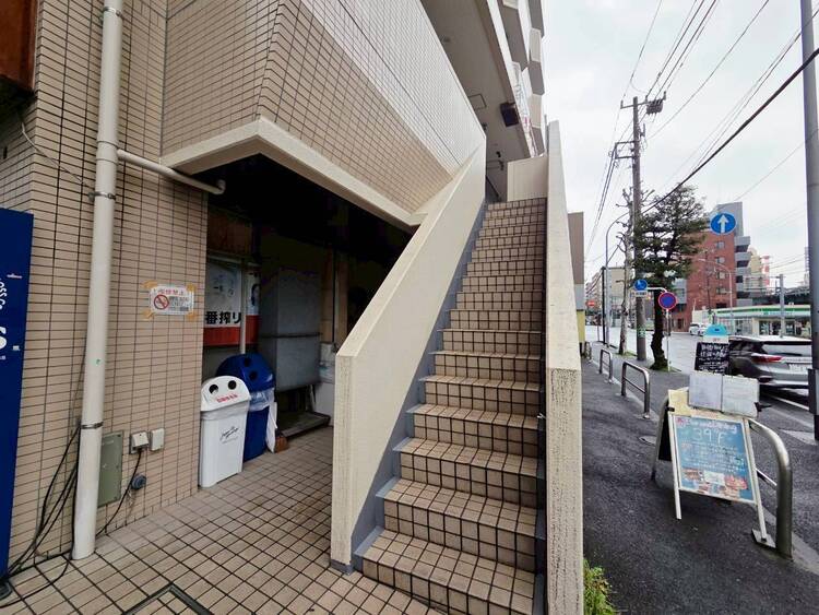 その他 共用部の階段です。明るく清潔に管理されています。