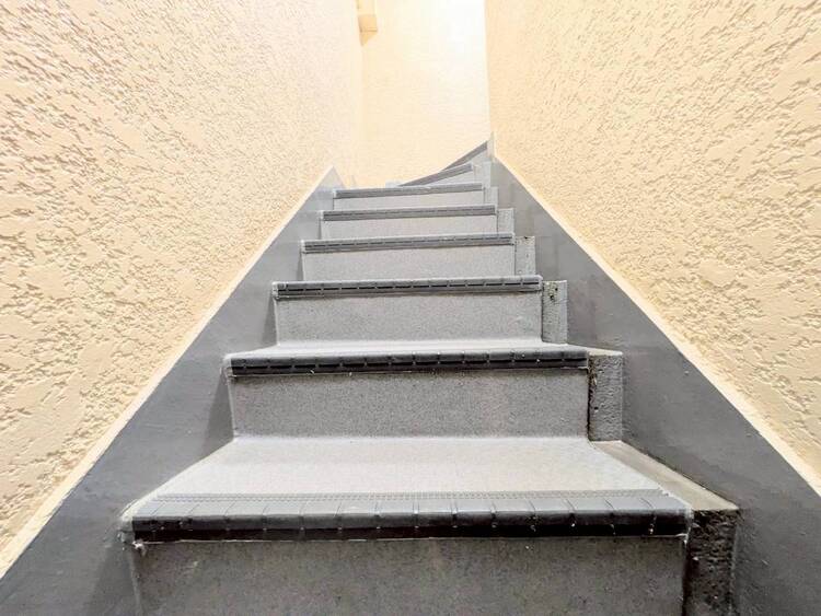 設備 共用部の階段です。明るく清潔に管理されています。