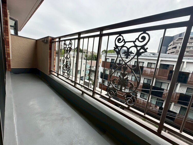 バルコニー 朝の澄んだ空気や、夕方に吹く清々しい風を感じられるバルコニー。