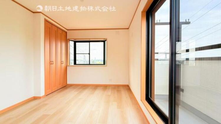内装 穏やかな寛ぎあじわえるお部屋では有意義な時間がつくれます！大きな窓からと陽光が注がれる明るい空間！光もアクセントの一つとして。一人時間も充実したものにできるプライベートルームは日々を豊かにします！！ 