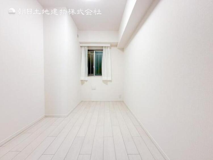 内装 穏やかな寛ぎあじわえるお部屋では有意義な時間がつくれます！！大きな窓からと陽光が注がれる明るい空間！光もアクセントの一つとして。一人時間も充実したものにできるプライベートルームは日々を豊かにします！！ 