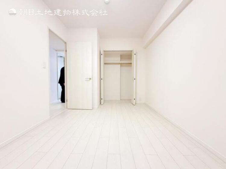 内装 居室はひとり時間を過ごせる安らげるお部屋として活用できます！収納スペースあり！荷物が多くても十分！！ベッドや勉強机、テレビなどを置きたい場合におすすめ！！過ごす時間が長くてもゆったり過ごせそうですね！ 