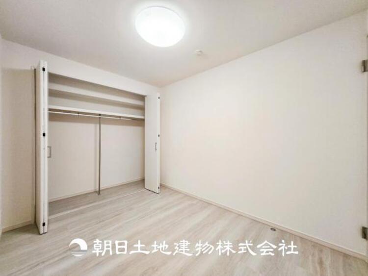 内装 【居室】一人で過ごす空間は音楽を聴いたり読書をしたりと趣味を楽しめる空間です。