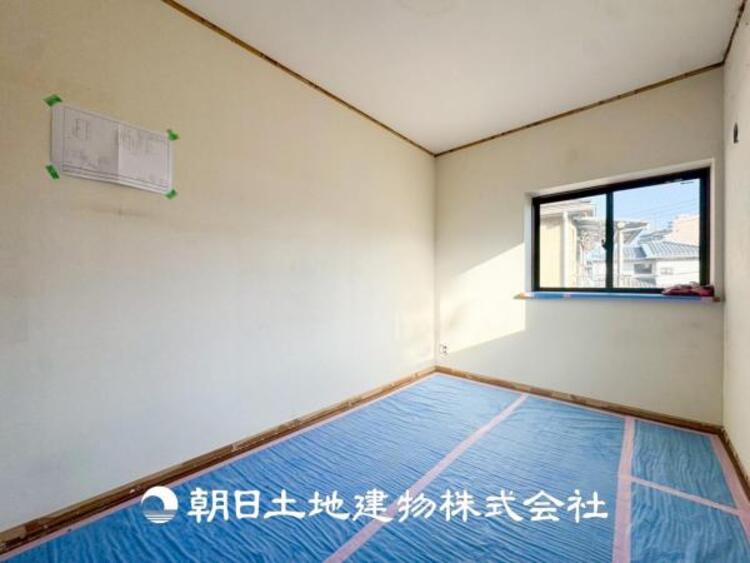 内装 【居室】爽やかな空間演出とセンス良く纏められた室内は良質な寛ぎ空間。そこで暮らす大切な人達のことを考え造りこんだ空間は日々の生活に安らぎを与えてくれます。