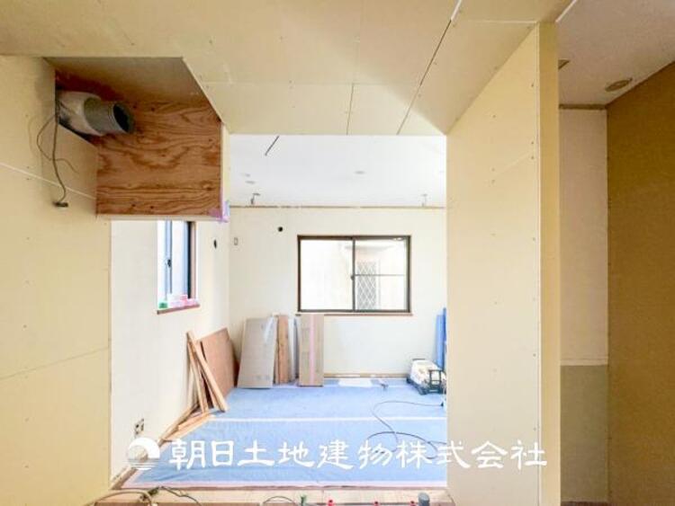 居間 【リビング】1日の中で最も長い時間を過ごすことになるリビングだからこそ、いつも笑顔があふれる空間であるように。広々とした空間から幸せな未来を。