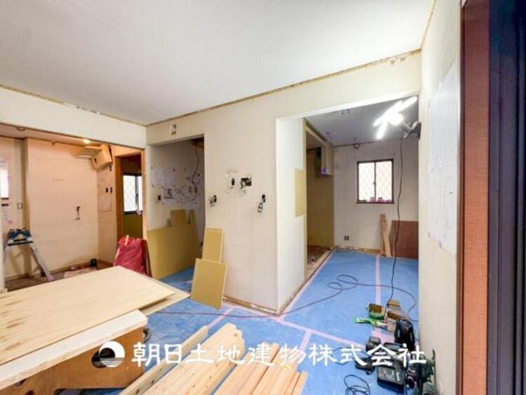 居間 【リビング】開放的で明るい空間が広がるLDK。リビングには暖かな太陽が降り注ぎ、爽やかな住空間です。お友達を呼んでお茶をしたり、一緒に料理を楽しみながら楽しい時間を。