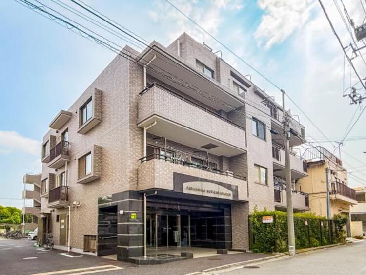 外観 陽とともに、時間によって顔を変える街の景観から、星空や夜景に負けないデザインの映える外観。この街ならではの美しい風景と、ここから紡がれる物語を建物外観から始まります。
