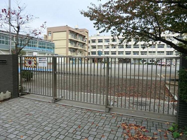周辺 横浜市立鶴見小学校 　440m